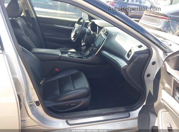 1N4AA6AP4JC387738 2018 NISSAN MAXIMA Серебряный Вид салона спереди
