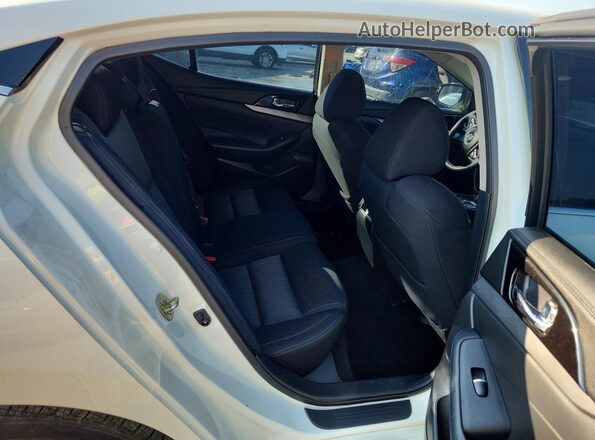1N4AA6AP5HC389086 2017 NISSAN MAXIMA White Հետևի նստատեղերի տեսք