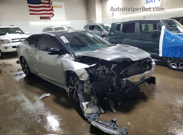 1N4AA6AP5JC385240 2018 NISSAN MAXIMA Серебряный Передняя правая четверть