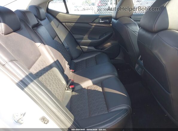 1N4AA6AP8JC399861 2018 NISSAN MAXIMA Silver Front interior view