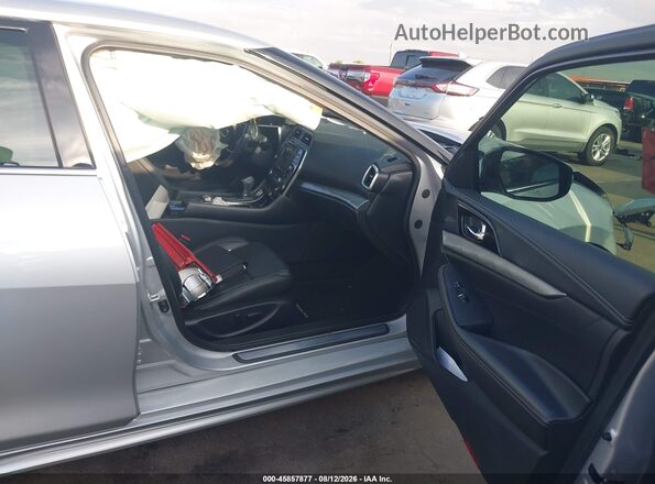 1N4AA6AP9JC403836 2018 NISSAN MAXIMA Серебряный Вид салона спереди