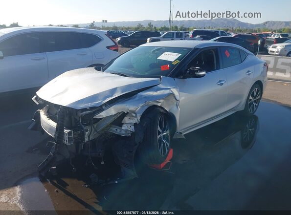1N4AA6AP9JC403836 2018 NISSAN MAXIMA Серебряный Передняя левая четверть
