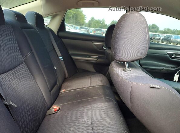 1N4AL3AP4HC272592 2017 NISSAN ALTIMA Red Widok tylnych siedzeń