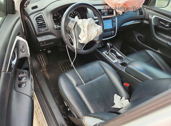 1N4AL3AP8JC163574 2018 NISSAN ALTIMA White Widok deski rozdzielczej