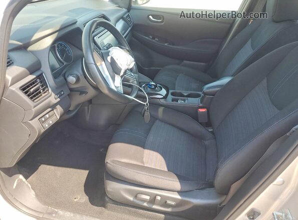 1N4AZ1CP2JC306535 2018 NISSAN LEAF Silver Вид салону спереду