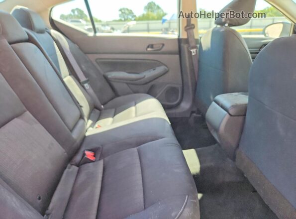 1N4BL4BV4RN354416 2024 NISSAN ALTIMA White Rear seats view