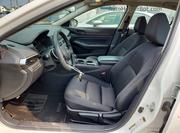 1N4BL4BV4RN369997 2024 NISSAN ALTIMA White Front interior view