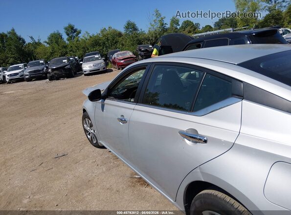 1N4BL4BV9NN361498 2022 NISSAN ALTIMA Silver Widok wnętrza z tyłu