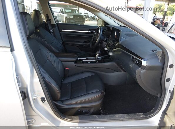 1N4BL4CV7RN414333 2024 NISSAN ALTIMA Silver Widok wnętrza z przodu