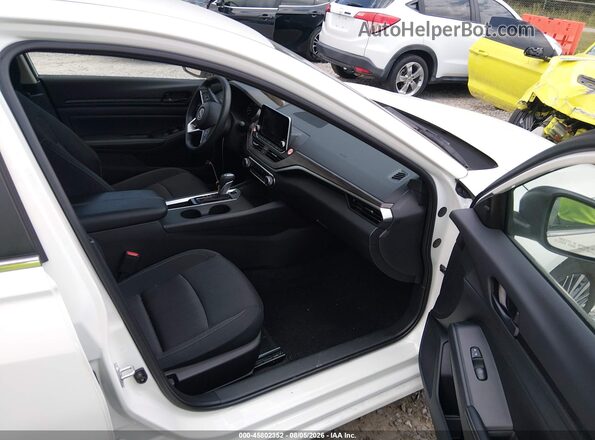 1N4BL4DV2TN311018 2026 NISSAN ALTIMA White Widok wnętrza z przodu