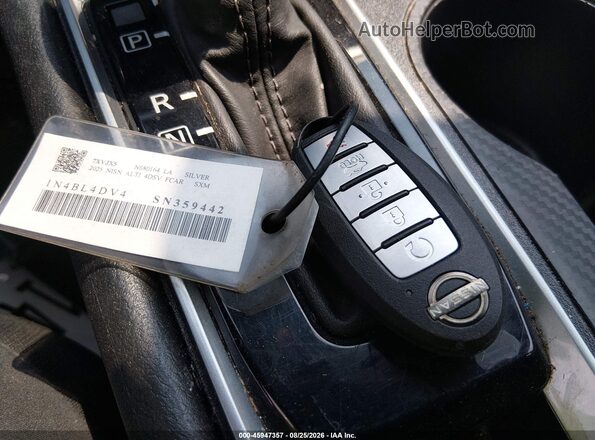 1N4BL4DV4SN359442 2025 NISSAN ALTIMA Silver წინა პანელის ხედი