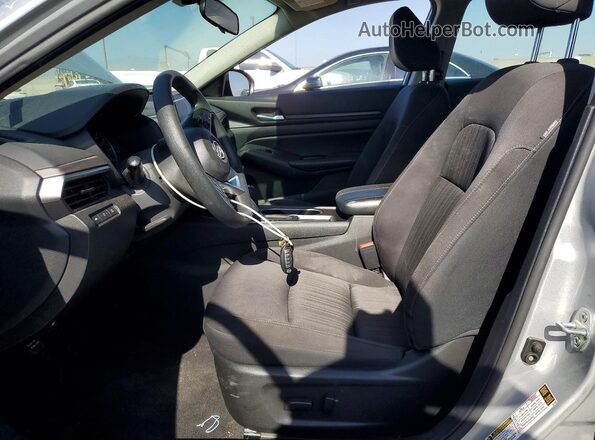 1N4BL4DV5RN300183 2024 NISSAN ALTIMA Серебряный Вид салона спереди