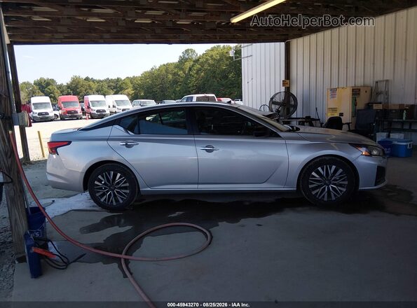 1N4BL4DV5SN394362 2025 NISSAN ALTIMA Gray Widok wnętrza z tyłu