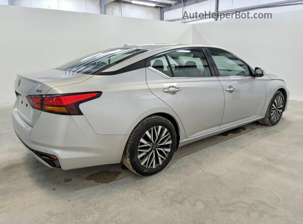 1N4BL4DV6RN346122 2024 NISSAN ALTIMA Silver Trasero derecho