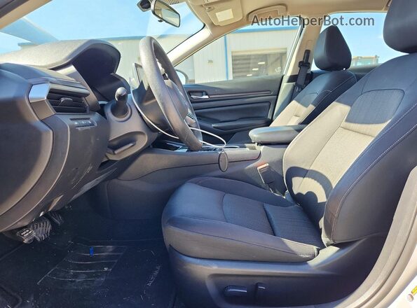 1N4BL4DV7RN392557 2024 NISSAN ALTIMA Silver Вид салону спереду