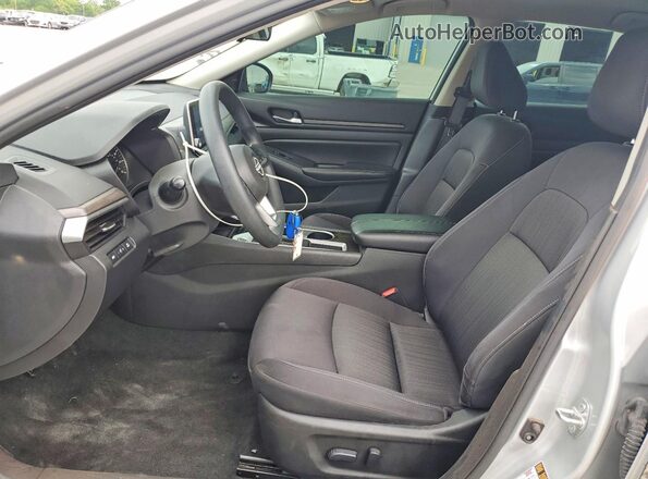 1N4BL4DV8RN302865 2024 NISSAN ALTIMA Silver Вид салону спереду