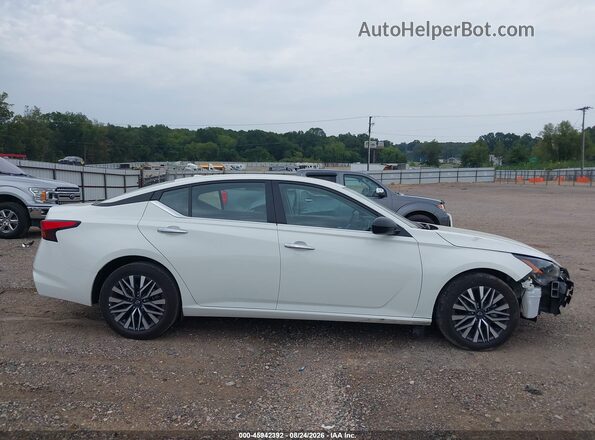 1N4BL4DV9SN389956 2025 NISSAN ALTIMA White Widok wnętrza z tyłu