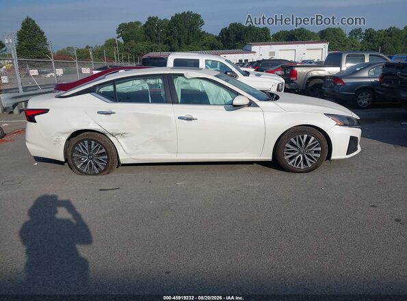 1N4BL4DVXSN363222 2025 NISSAN ALTIMA White Widok wnętrza z tyłu