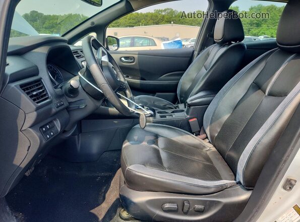 1N4BZ1CP8KC320817 2019 NISSAN LEAF Silver Вид салону спереду