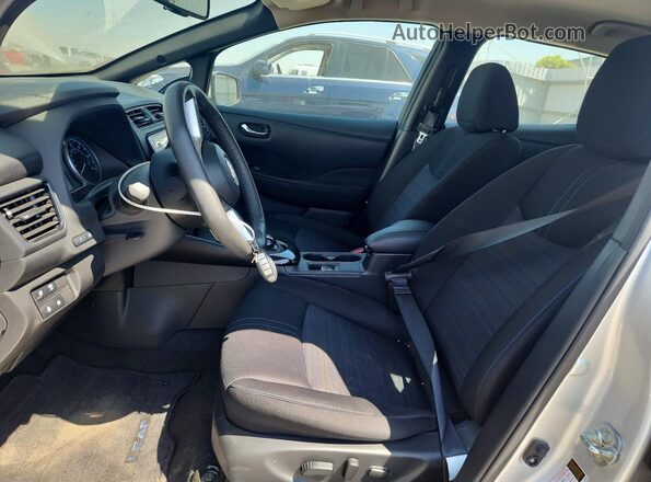 1N4CZ1CV7SC567653 2025 NISSAN LEAF Silver Front interior view
