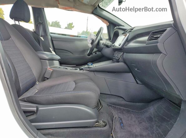 1N4CZ1CV8RC553092 2024 NISSAN LEAF White Front interior view