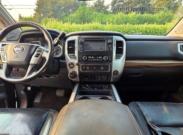 1N6BA1F40HN569738 2017 NISSAN TITAN Черный Вид задних сидений