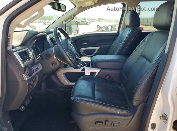 1N6BA1F47KN506563 2019 NISSAN TITAN Белый Вид салона спереди