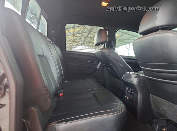 1N6BA1F48KN507592 2019 NISSAN TITAN Black Widok tylnych siedzeń