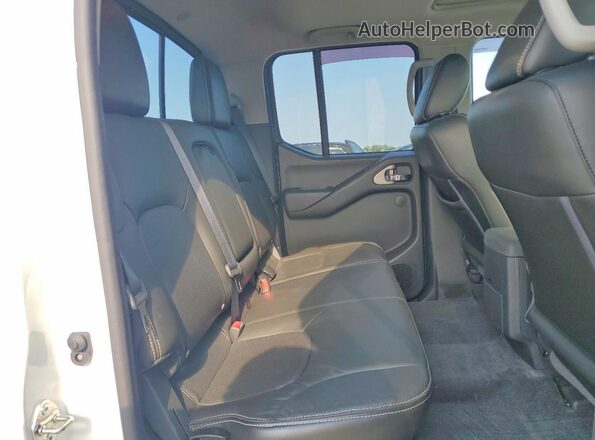 1N6DD0EV1JN757985 2018 NISSAN FRONTIER White Rear seats view