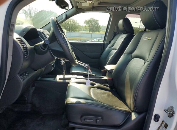 1N6DD0EV1JN757985 2018 NISSAN FRONTIER White Front interior view