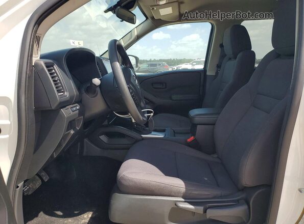 1N6ED1EJ2RN676979 2024 NISSAN FRONTIER Белый Вид салона спереди