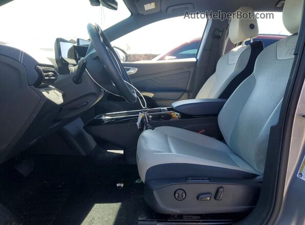 1V25MPE81RC006465 2024 VOLKSWAGEN ID.4 Silver Widok wnętrza z przodu
