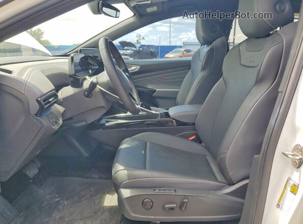 1V25MPE85RC009675 2024 VOLKSWAGEN ID.4 White Widok wnętrza z przodu