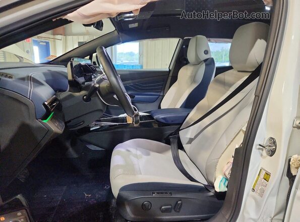 1V25MPE85RC017422 2024 VOLKSWAGEN ID.4 White Front interior view