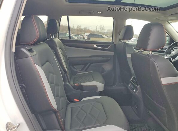 1V2CR2CA3SC522432 2025 VOLKSWAGEN ATLAS White Вид задньої частини салону