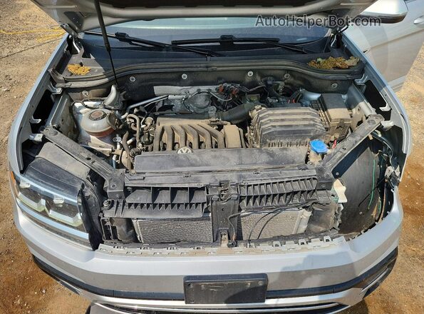 1V2FR2CA5JC557131 2018 VOLKSWAGEN ATLAS Silver Vista del compartimento del motor