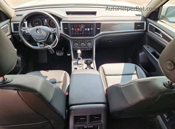 1V2FR2CA5JC557131 2018 VOLKSWAGEN ATLAS Silver Vista del salpicadero