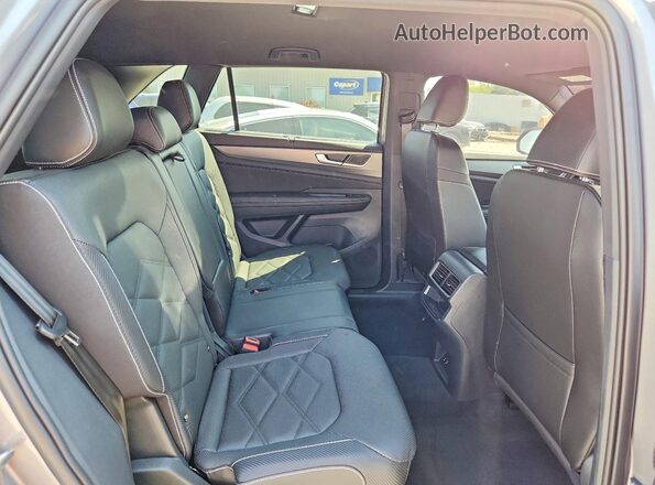 1V2HE2CA4RC247312 2024 VOLKSWAGEN ATLAS Серебряный Вид задней части салона
