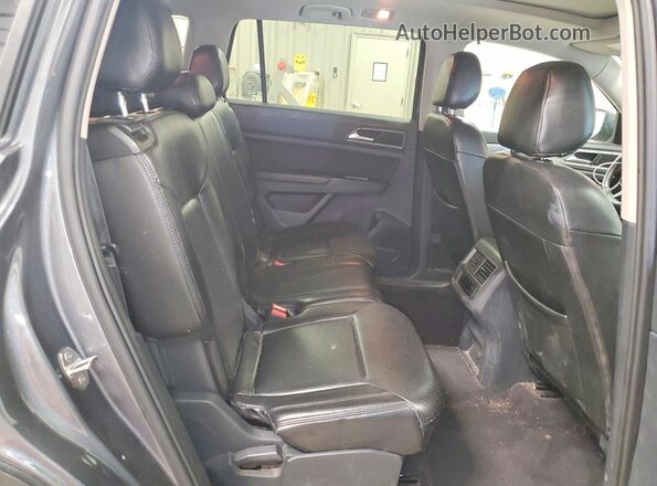1V2HR2CAXJC514039 2018 VOLKSWAGEN ATLAS Gray Widok wnętrza z tyłu
