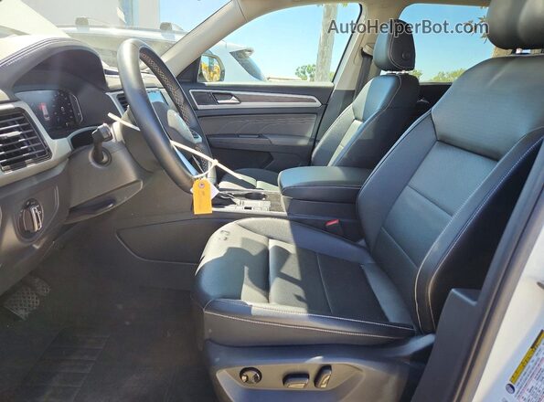 1V2JR2CA0PC525139 2023 VOLKSWAGEN ATLAS White Front interior view