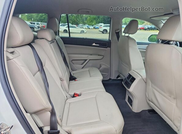 1V2KR2CA5JC548024 2018 VOLKSWAGEN ATLAS White Вид задньої частини салону