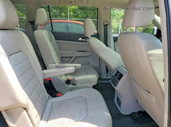 1V2NR2CA2JC532487 2018 VOLKSWAGEN ATLAS White Rear interior view