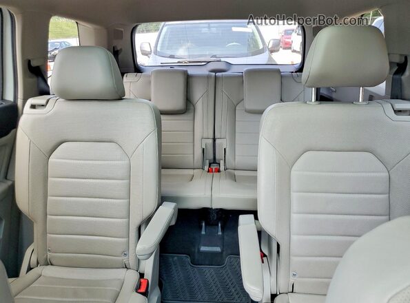 1V2NR2CA2JC532487 2018 VOLKSWAGEN ATLAS White Rear seats view