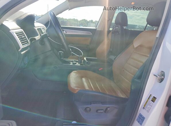 1V2NR2CA8JC565641 2018 VOLKSWAGEN ATLAS White Widok wnętrza z przodu
