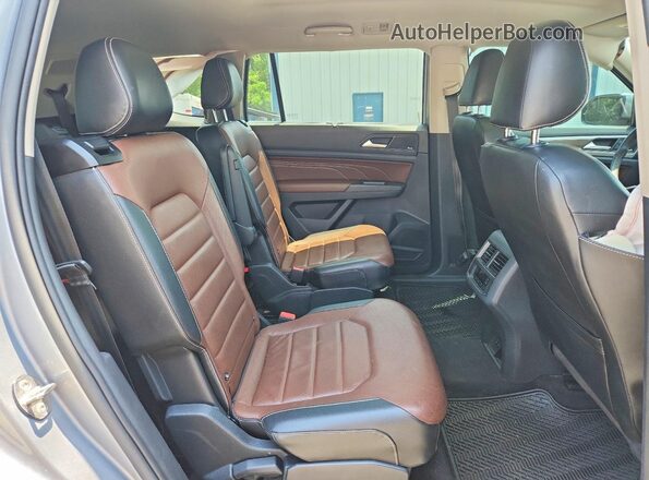 1V2TP2CA0MC584556 2021 VOLKSWAGEN ATLAS Gray Widok wnętrza z tyłu