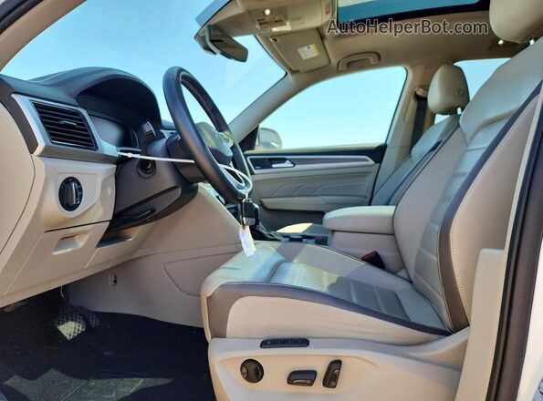 1V2TP2CA1MC570598 2021 VOLKSWAGEN ATLAS White Front interior view