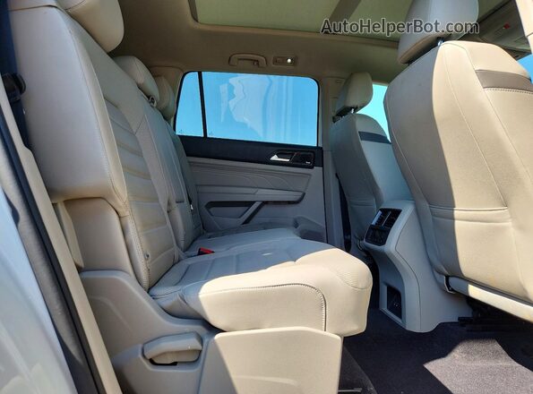 1V2TP2CA1MC570598 2021 VOLKSWAGEN ATLAS White Rear interior view