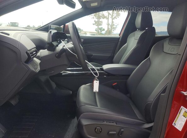 1V2VMPE85PC015652 2023 VOLKSWAGEN ID.4 Красный Вид салона спереди