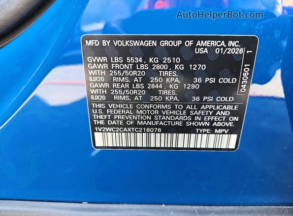 1V2WC2CAXTC218076 2026 VOLKSWAGEN ATLAS Blue Widok naklejki z numerem VIN