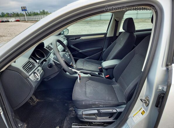 1VWAT7A32HC085301 2017 VOLKSWAGEN PASSAT Silver Widok wnętrza z przodu